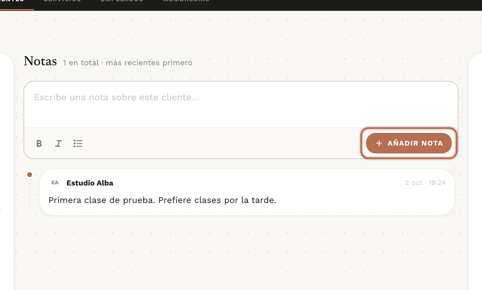 Una nota guardada en la ficha, con el nombre del estudio, la fecha y la hora.
