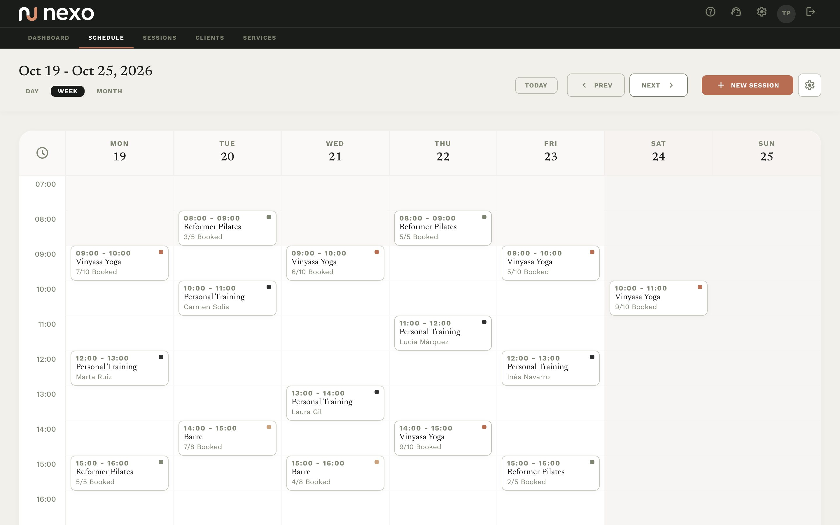 A studio's week in the Nexo calendar: group classes with their booked spots, and 1-on-1 sessions